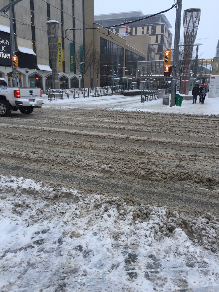 Калгари типичная дорога зимой в Канаде в центре города. Calgary downtown roads