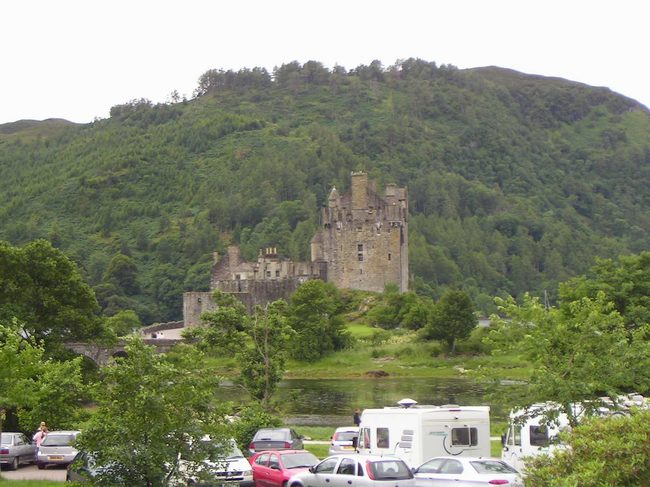 Один из малочисленных замков Шотландии с чудом сохранившимся лесом вокруг него.