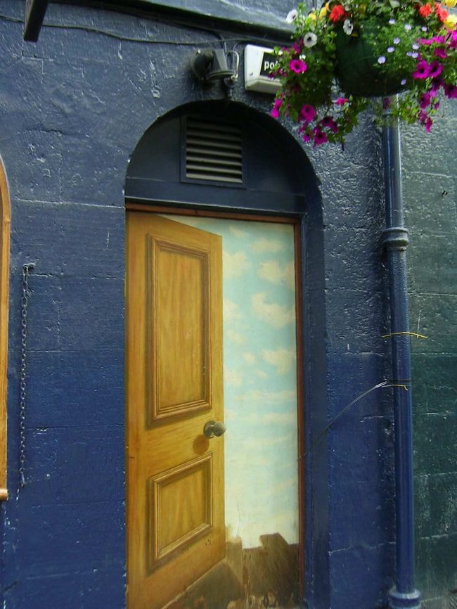 Дверь в небеса - сфотографировано на улице Эдинбура (Door to Heaven on an Edinburgh street ) 