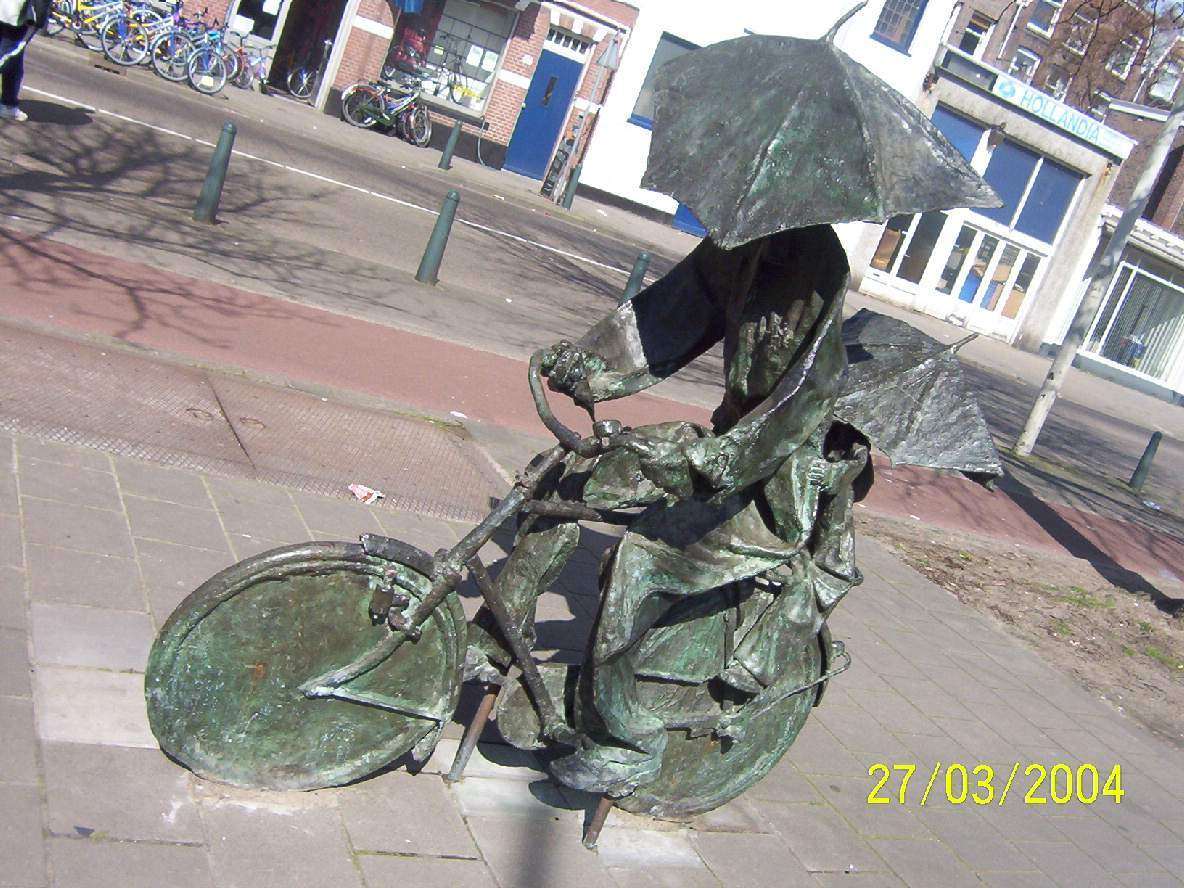 Скульптура велосипедисту в Гааге