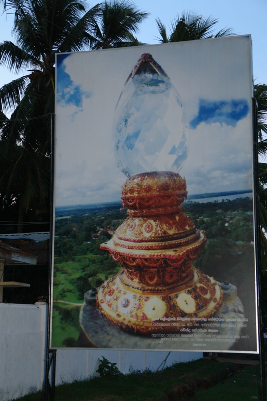 Остроконечное украшение буддийского храма на Щри-Ланке 